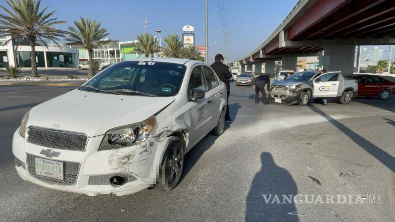 $!El taxi Chevrolet Aveo presentó daños en la parte frontal tras el impacto con la camioneta.