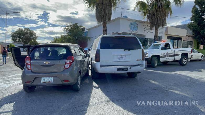 $!Las autoridades policiales tomaron la declaración al conductor responsable, identificado como Antonio, mientras que personal médico atendía a la víctima.