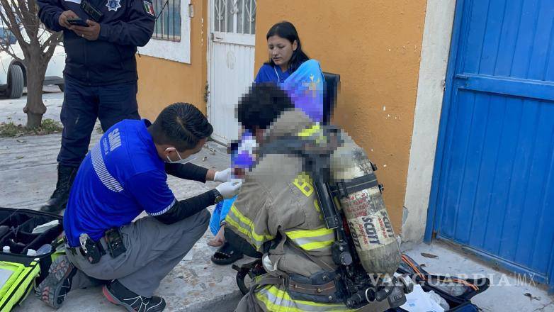 $!La familia escapó del incendio al saltar del segundo piso de su casa.