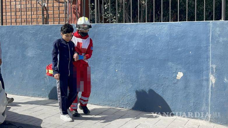 $!Paramédicos brindaron atención al estudiante antes de su traslado en ambulancia.