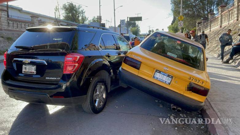 $!El caos se desató en la Calzada Francisco I. Madero cuando un cambio de carril terminó en un inusual accidente.