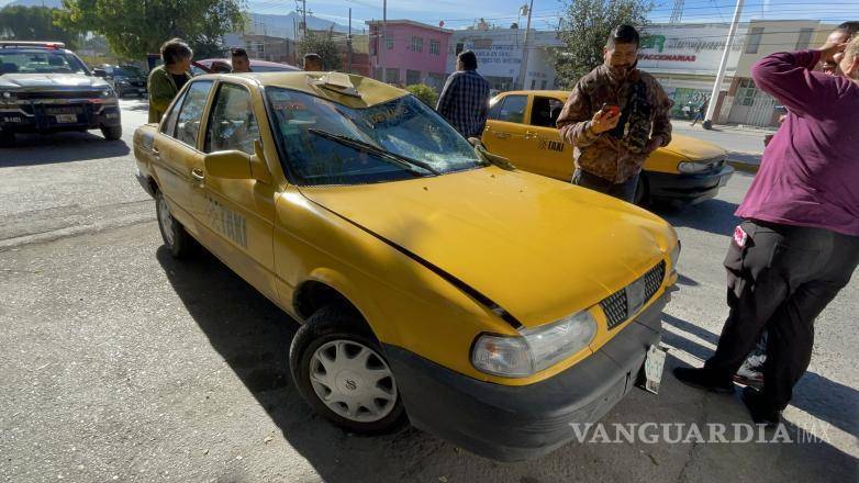 $!No tardaron en llegar compañeros del taxista involucrado, para apoyarlo.