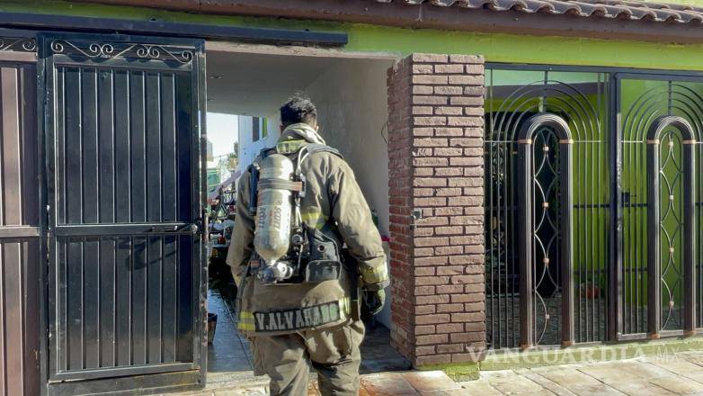 $!Elementos del Cuerpo de Bomberos ingresaron a la vivienda para revisar el área afectada por el incendio.
