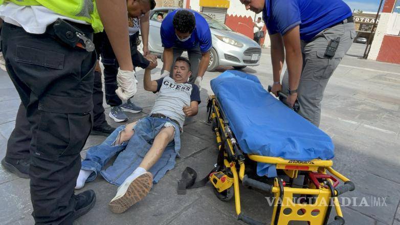 $!Paramédicos de la Secretaría de Salud atendieron al conductor lesionado y lo trasladaron a un hospital para una valoración más detallada.