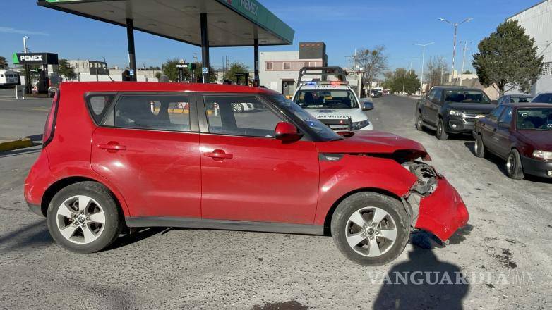 $!El vehículo KIA Soul terminó estrellado en el Bulevar Antonio Cárdenas tras la crisis médica del conductor.