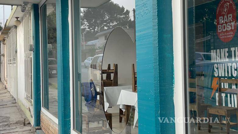 $!El cristal del local +FIT quedó destrozado tras el impacto del mazo utilizado por el ladrón.