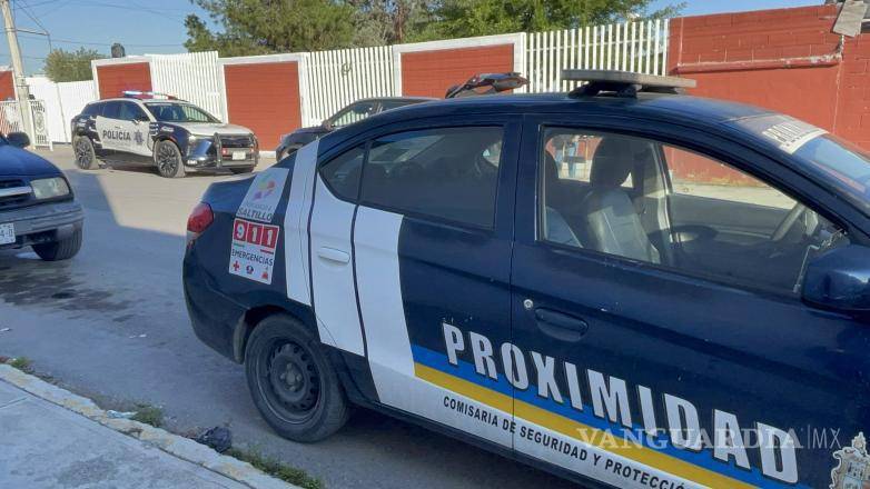 $!Personal escolar y corporaciones de seguridad implementaron un operativo mochila en la entrada del plantel para reforzar la revisión preventiva de los estudiantes.