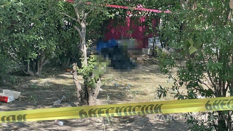 $!El cuerpo de José Luis, conocido como “Cuco”, fue localizado por una de las personas con las que acostumbraba reunirse diariamente en la Plaza Verde, lo que originó la movilización de las autoridades.