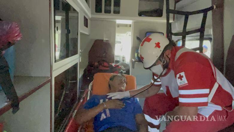 $!Isaí Salas, empleado del camión, fue atendido por paramédicos de la Cruz Roja después de que se refugiara entre las cajas de refrescos durante el accidente.