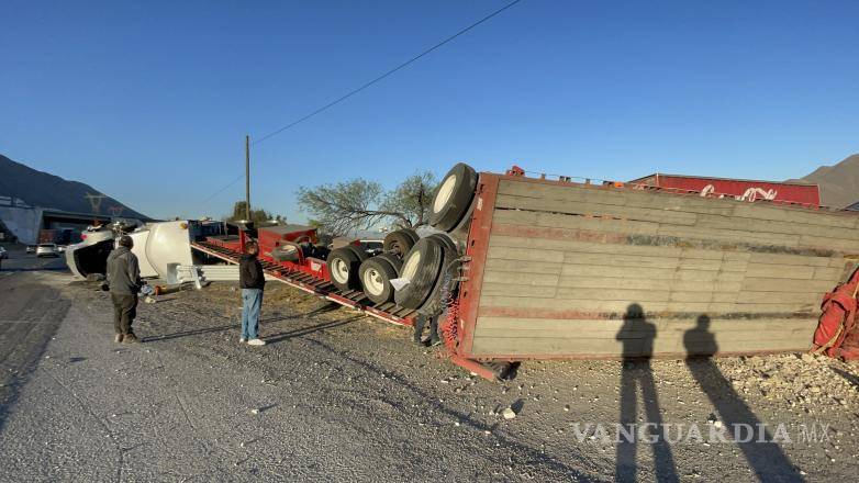 $!Grúas trabajaron en la zona para remover la unidad y restablecer el tránsito en la vía.