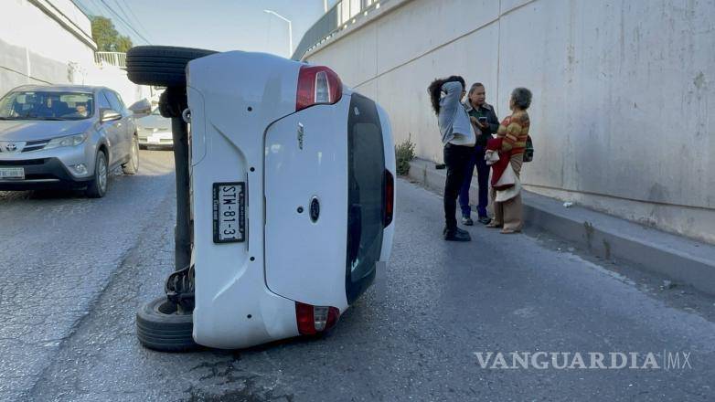 $!El vehículo Ford Figo quedó volcado y en sentido contrario después del accidente.