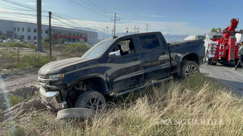 $!El vehículo fue retirado del lugar con apoyo de grúa tras varias maniobras.
