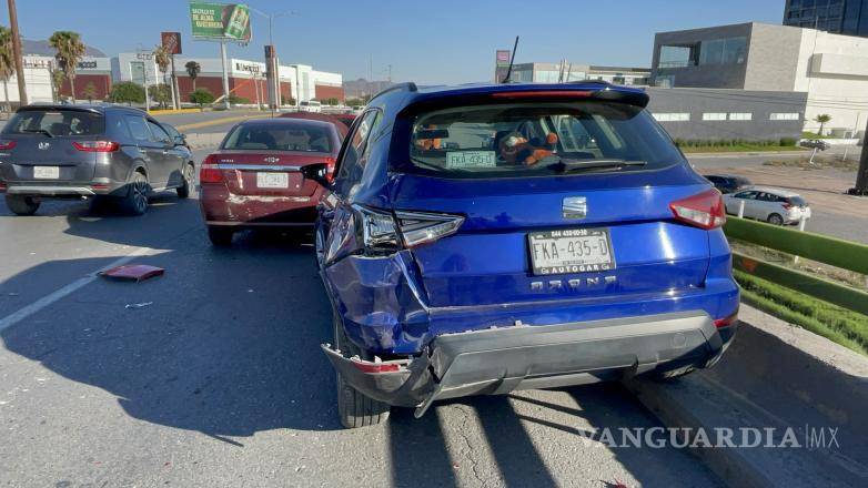 $!Conductores involucrados permanecieron bajo el puente a la espera de sus aseguradoras, mientras la circulación fue parcialmente restablecida tras el retiro de los vehículos del área principal del accidente.