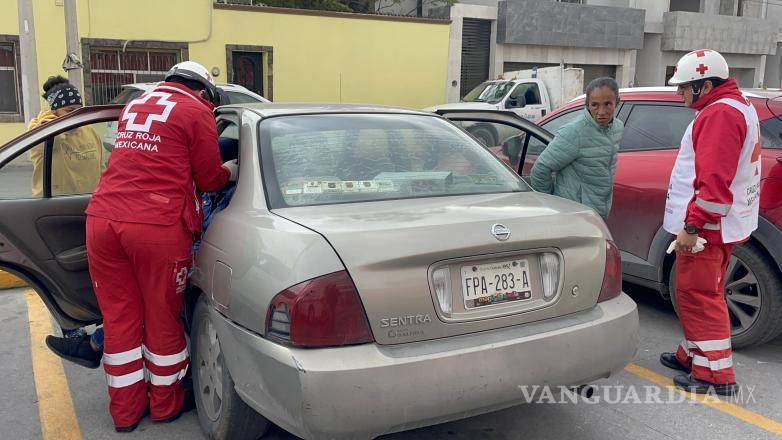 $!Paramédicos de la Cruz Roja brindaron asistencia a los pasajeros del taxi involucrado, quienes sufrieron lesiones leves.