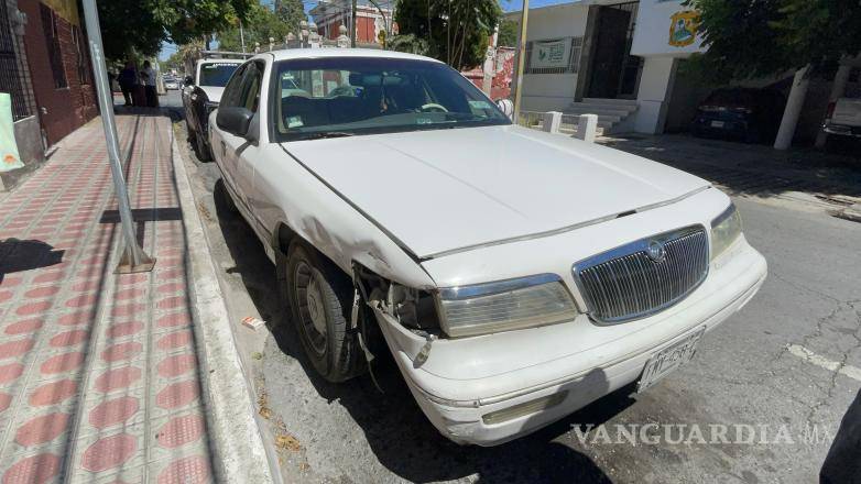 $!El Mercury Grand Marquis presentó daños en uno de sus costados tras el percance.