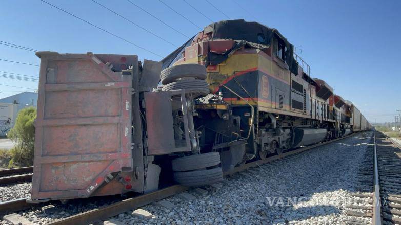 $!La máquina arrastró el tráiler varios metros.