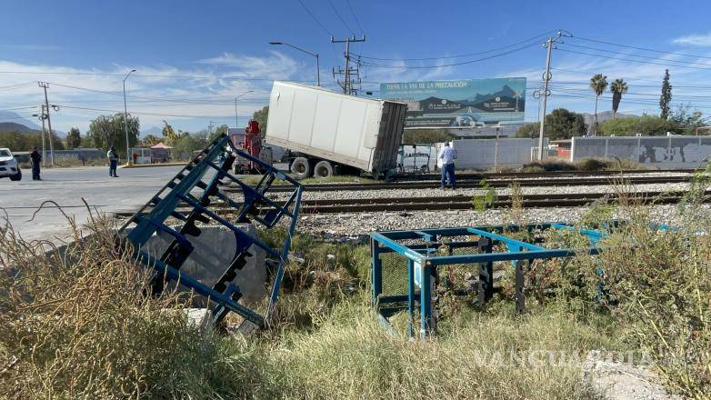 $!El cruce ferroviario de la carretera Los Pinos fue cerrado parcialmente mientras las autoridades realizaban las labores de limpieza y retiro de escombros.