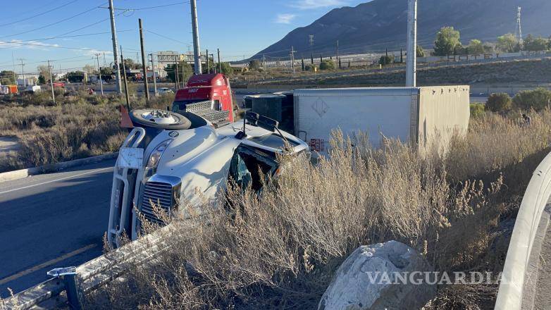$!Elementos de Bomberos rescataron al operador lesionado, quien fue trasladado en ambulancia a un hospital para su atención médica.