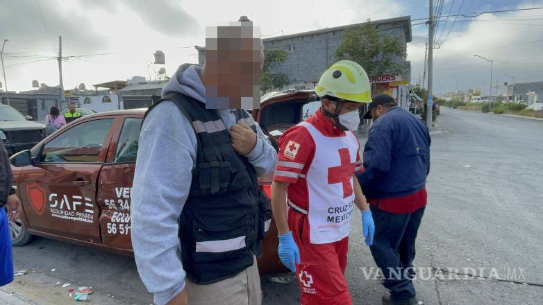 $!Paramédicos de la Cruz Roja atendieron al hombre lesionado tras el accidente.