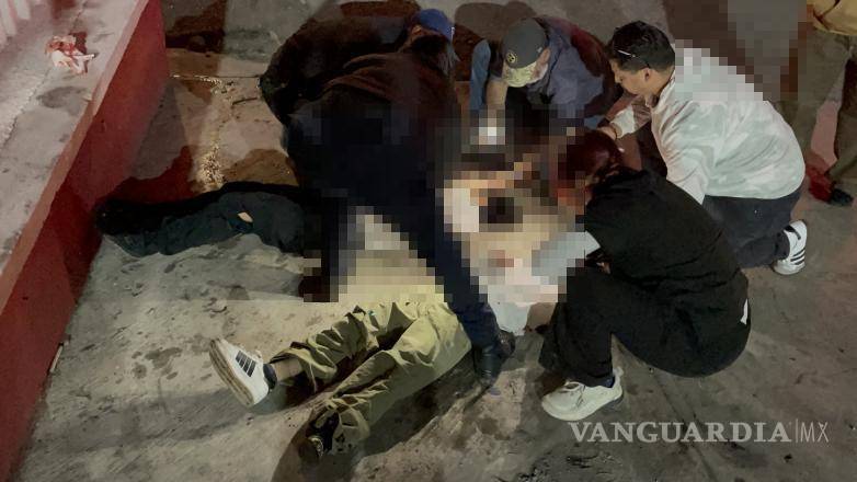 $!Los menores fueron auxiliados y trasladados al Hospital Universitario tras ser rescatados de la unidad.