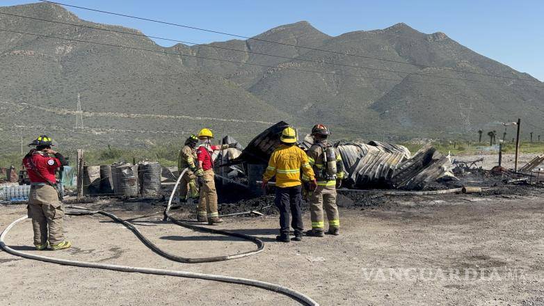 $!El incendio se registró en el kilómetro 32 de la carretera Monterrey-Saltillo, cerca del restaurante conocido como El Pariente.