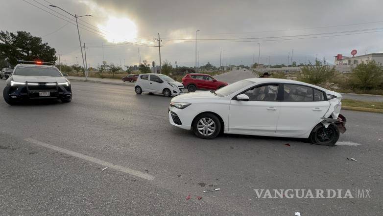 $!El automóvil permaneció en medio de la carretera a la espera de una grúa para liberar la circulación sobre la arteria.