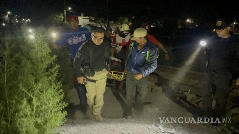 $!Policías, paramédicos, y sociedad ayudaron al hombre.