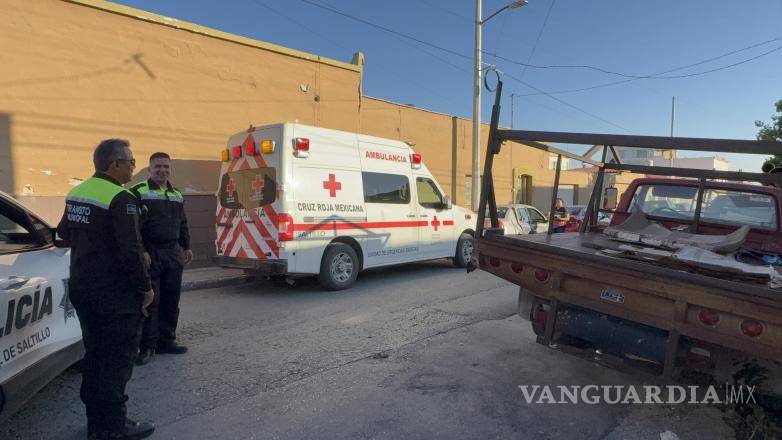 $!Paramédicos de la Cruz Roja acudieron al sitio para valorar a las personas involucradas en el choque.