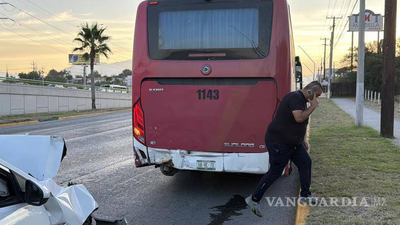 $!El automóvil quedó severamente dañado tras impactarse contra el transporte de personal.