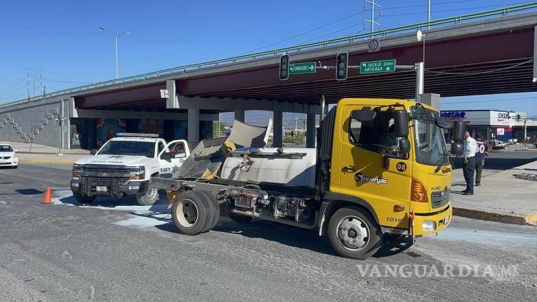 $!Trabajadores de una gasolinera cercana utilizaron extintores para evitar cualquier flama.