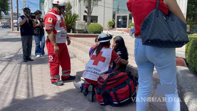 $!Paramédicos de la Cruz Roja atendieron a la joven atropellada en el bulevar Venustiano Carranza.