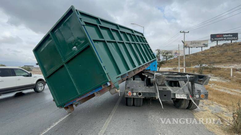 $!El contenedor quedó parcialmente desprendido en plena curva DeAcero, lo que obligó a las autoridades a cerrar un carril para evitar riesgos adicionales.