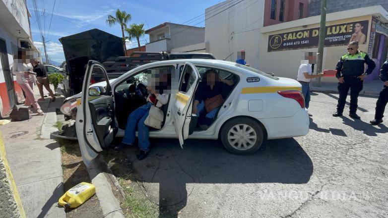 $!Dos pasajeras viajaban en el taxi al momento del accidente registrado por la mañana.