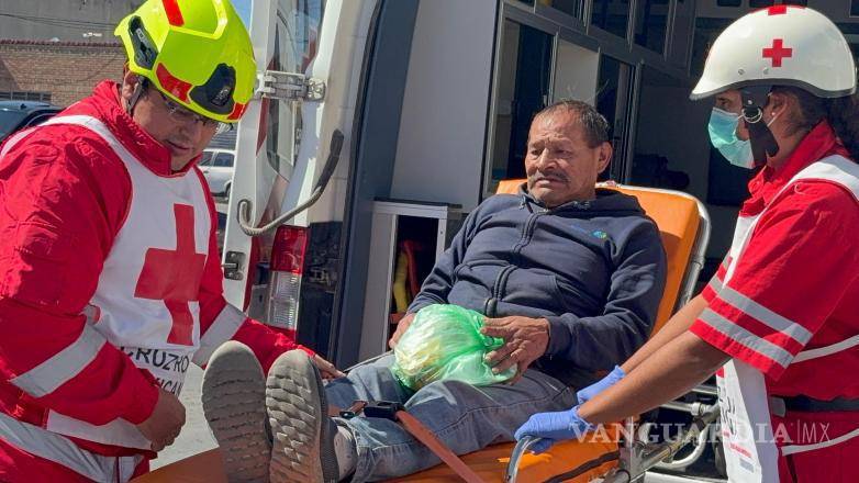 $!El hombre fue atendido por paramédicos de la Cruz Roja.