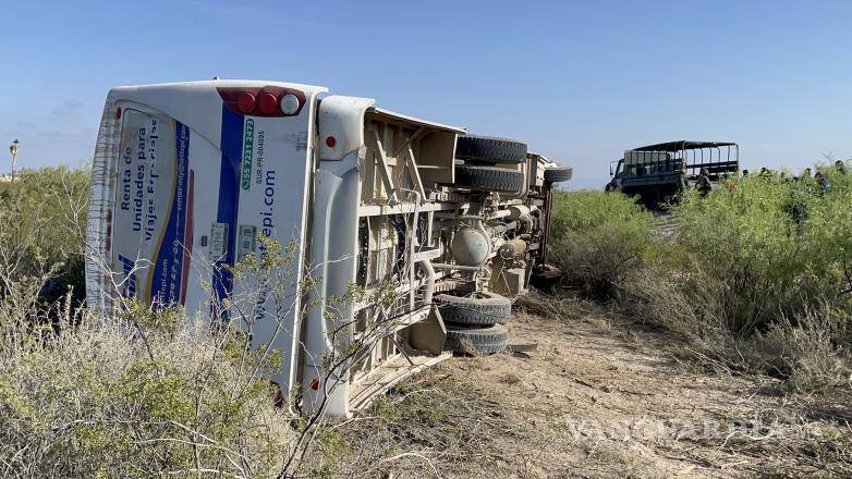 $!El camión quedó volcado sobre su costado izquierdo.