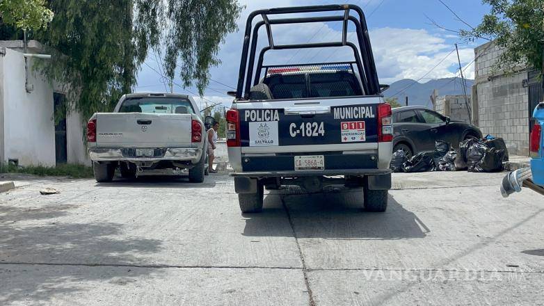 $!El joven fue auxiliado tras resultar herido en el párpado durante un altercado por el robo de sus celulares.