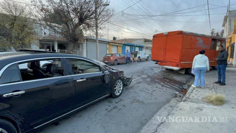 $!El camión estacionado sufrió daños severos tras ser impactado por el Chevrolet Malibú.