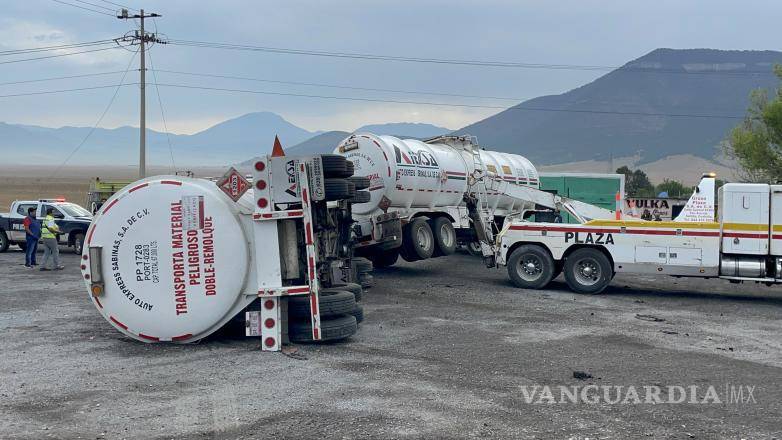 $!La segunda pipa del tráiler volcó hacia su lado izquierdo luego de perder estabilidad.