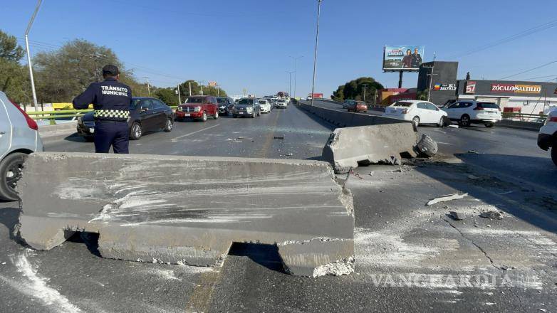 $!El automóvil quedó severamente dañado luego de impactar contra los muros de contención.