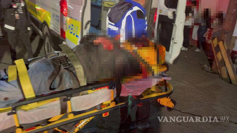 $!El padre de familia fue extraído de la cabina y trasladado en estado delicado por personal de emergencias.