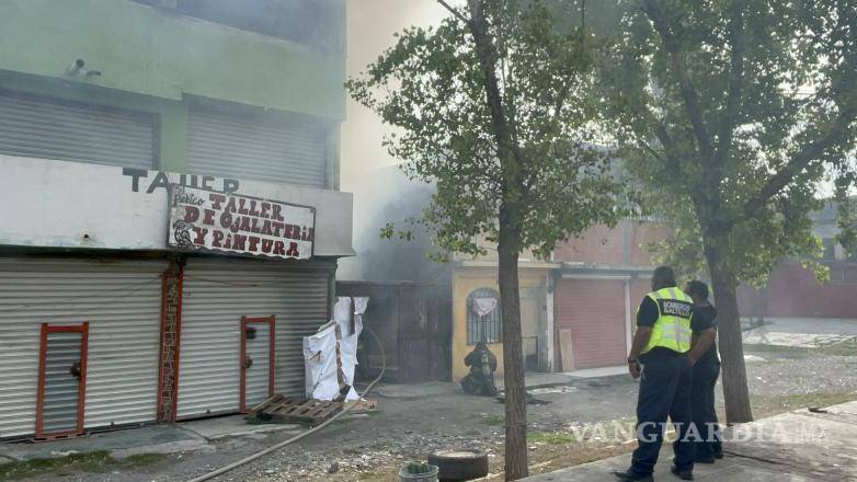 $!Bomberos ingresaron al domicilio para controlar el fuego y tratar de poner a salvo al ocupante, quien finalmente salió por su cuenta al saltar la barda del lugar.