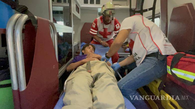 $!Tras perder el control, el menor soltó la motocicleta y se deslizó varios metros sobre el pavimento, lo que generó la movilización de cuerpos de emergencia.