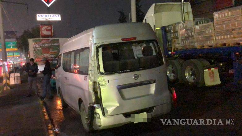 $!Uno de los accidentes se registró alrededor de las 5:30 horas, cuando el conductor de una Minivan fue señalado como el responsable por un choque.