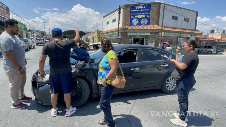 $!Iván Carmona, de 32 años, quedó sobre el cofre del vehículo después del accidente. La demora en la atención de emergencias generó preocupación entre los testigos.