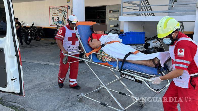 $!La mujer fue llevada al hospital.