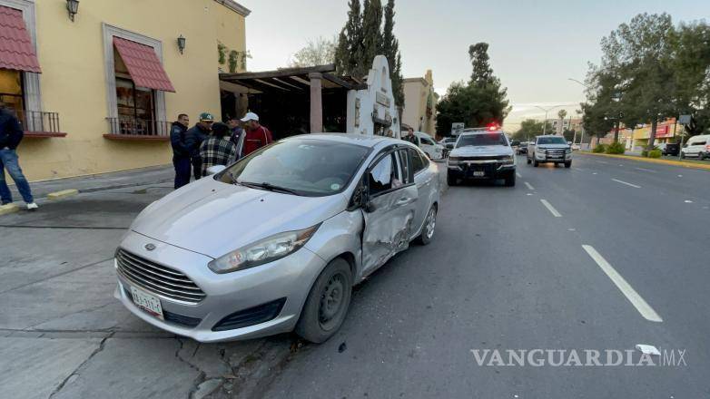 $!Agentes de Tránsito acudieron al lugar para determinar responsabilidades y evitar mayores incidentes.