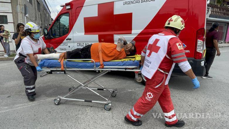 $!El lesionado fue inmovilizado en el lugar por personal de rescate antes de ser trasladado a un hospital para recibir atención médica especializada y descartar otras lesiones.