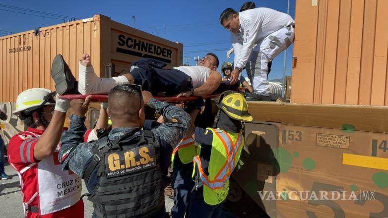 $!Uno de los operadores fue llevado al hospital por personal de la Secretaría de Salud.