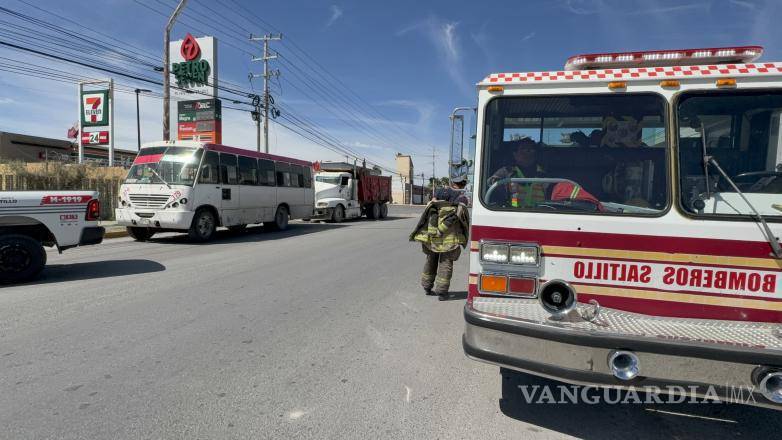 $!Bomberos atendieron a los pasajeros, quienes no requirieron traslado de emergencia.