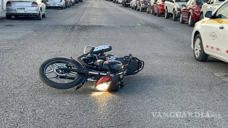 $!La motocicleta involucrada quedó asegurada por elementos de Tránsito Municipal.